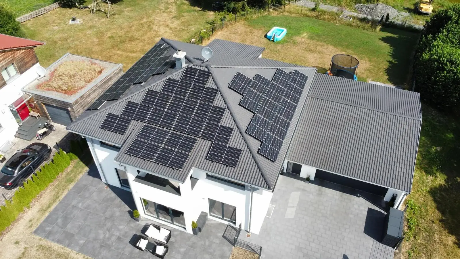 Einfamilienhaus mit Photovoltaik auf dem Walmdach, Luftaufnahme