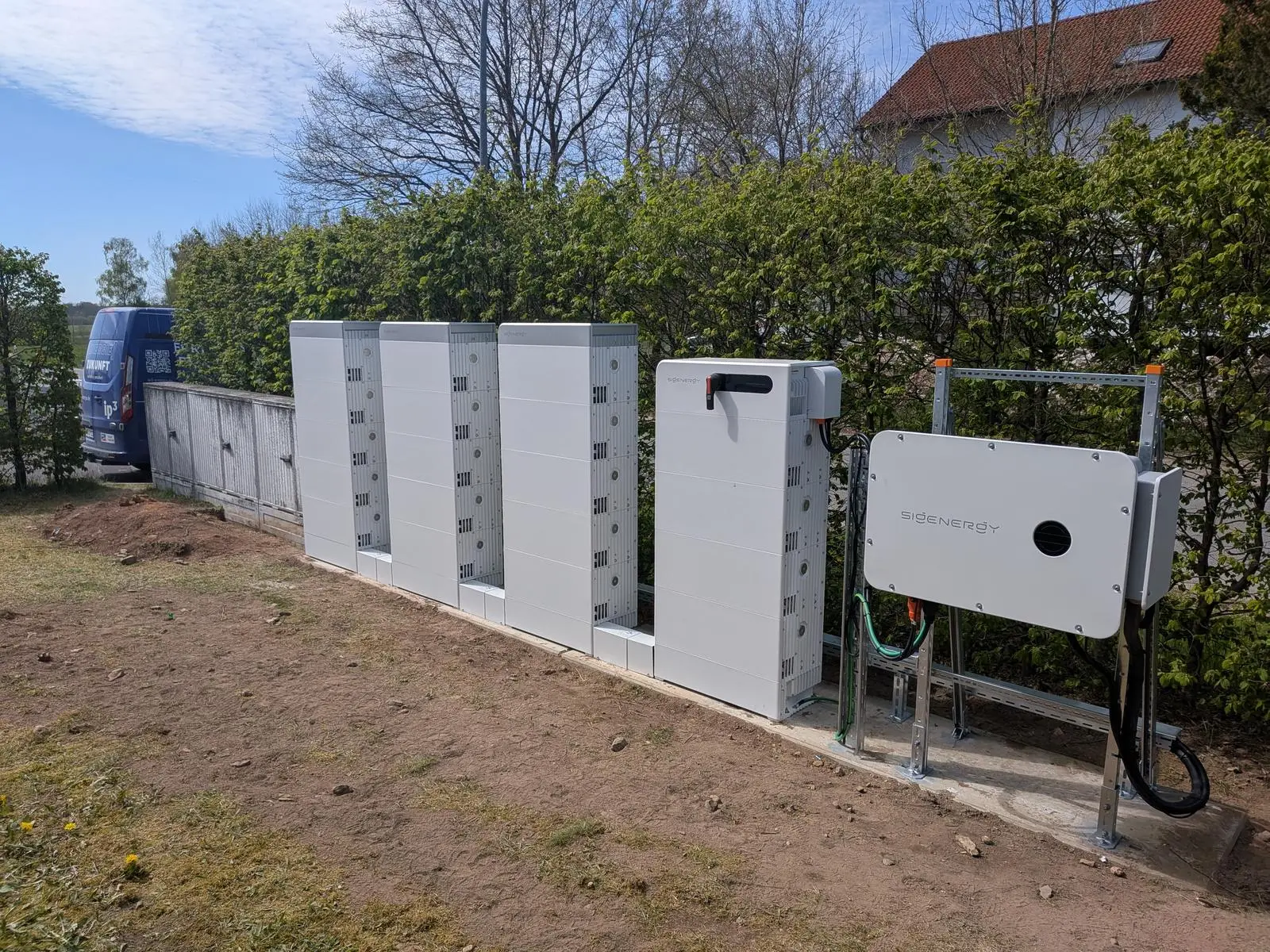 Sigenergy-Speichersystem mit Batterieschränken im Außenbereich