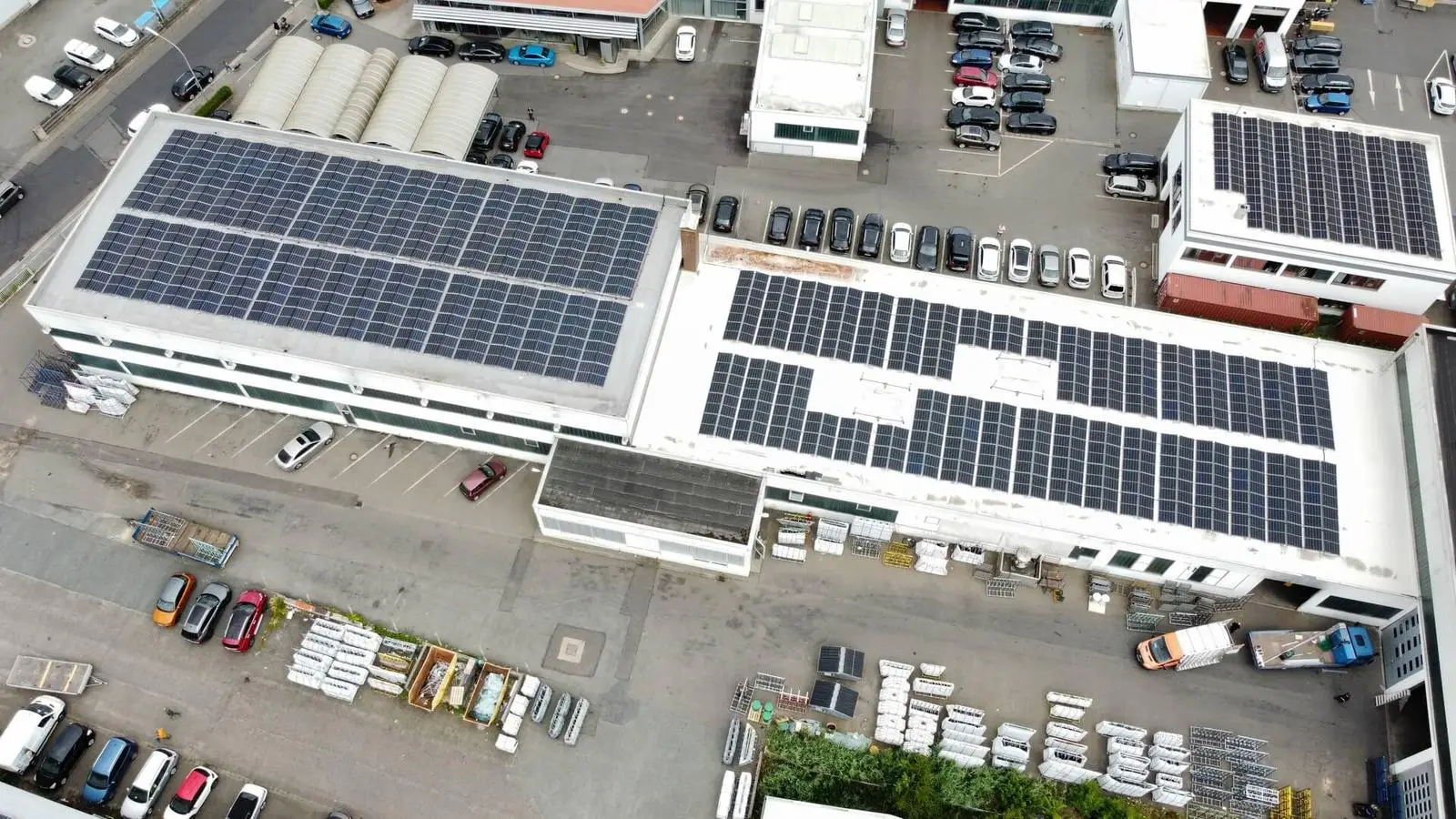 Gewerbebauten mit Photovoltaik auf mehreren Flachdächern