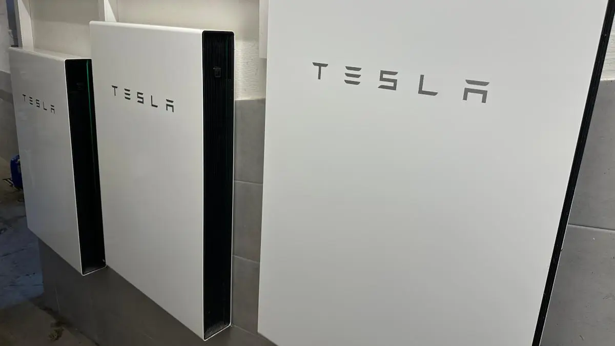 Drei Tesla Powerwall nebeneinander