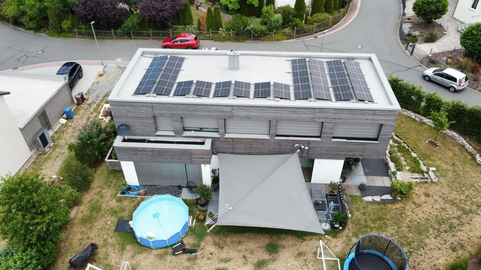 Flachdach eines Wohnhauses mit Photovoltaik