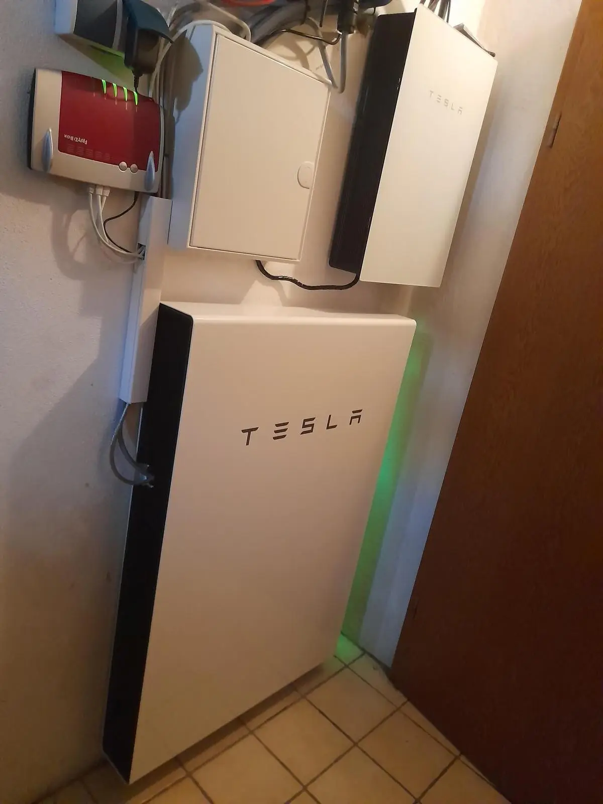 Tesla Powerwall mit Gateway in einer Nische