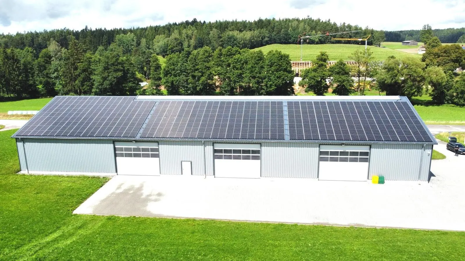 Gewerbehalle mit drei Toren und Photovoltaik auf dem Satteldach