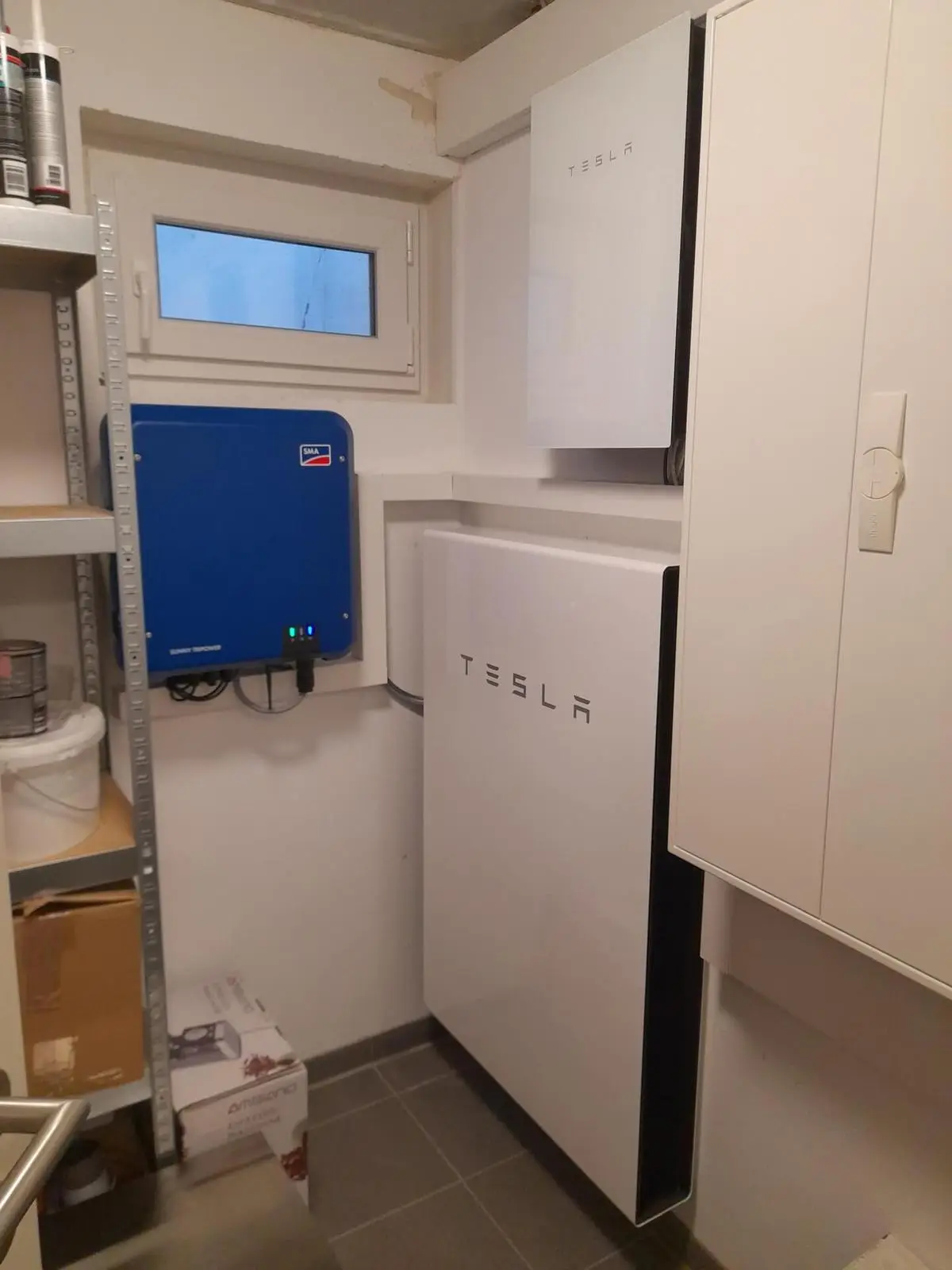 Tesla Powerwall und Wechselrichter in einem Abstellraum