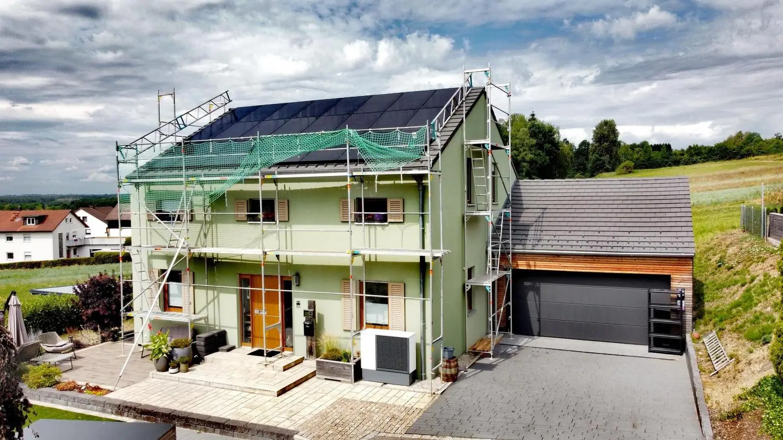 Montage am Wohnhaus: Gerüst mit Seitenschutz, Module auf dem Satteldach