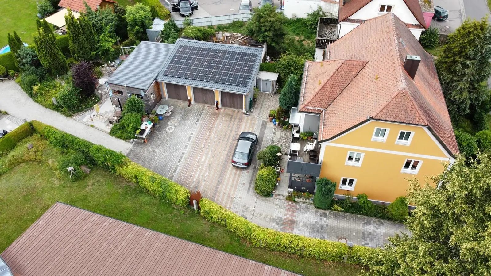 Photovoltaik auf dem Garagendach neben dem Wohnhaus