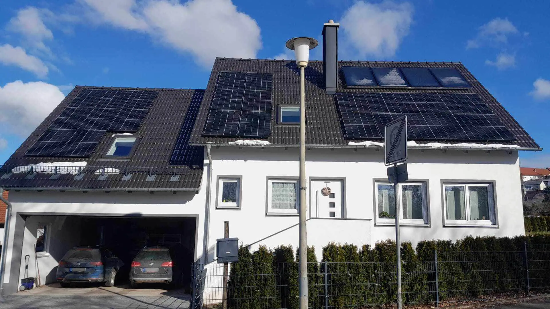 Wohnhaus mit Photovoltaik auf mehreren Dachflächen