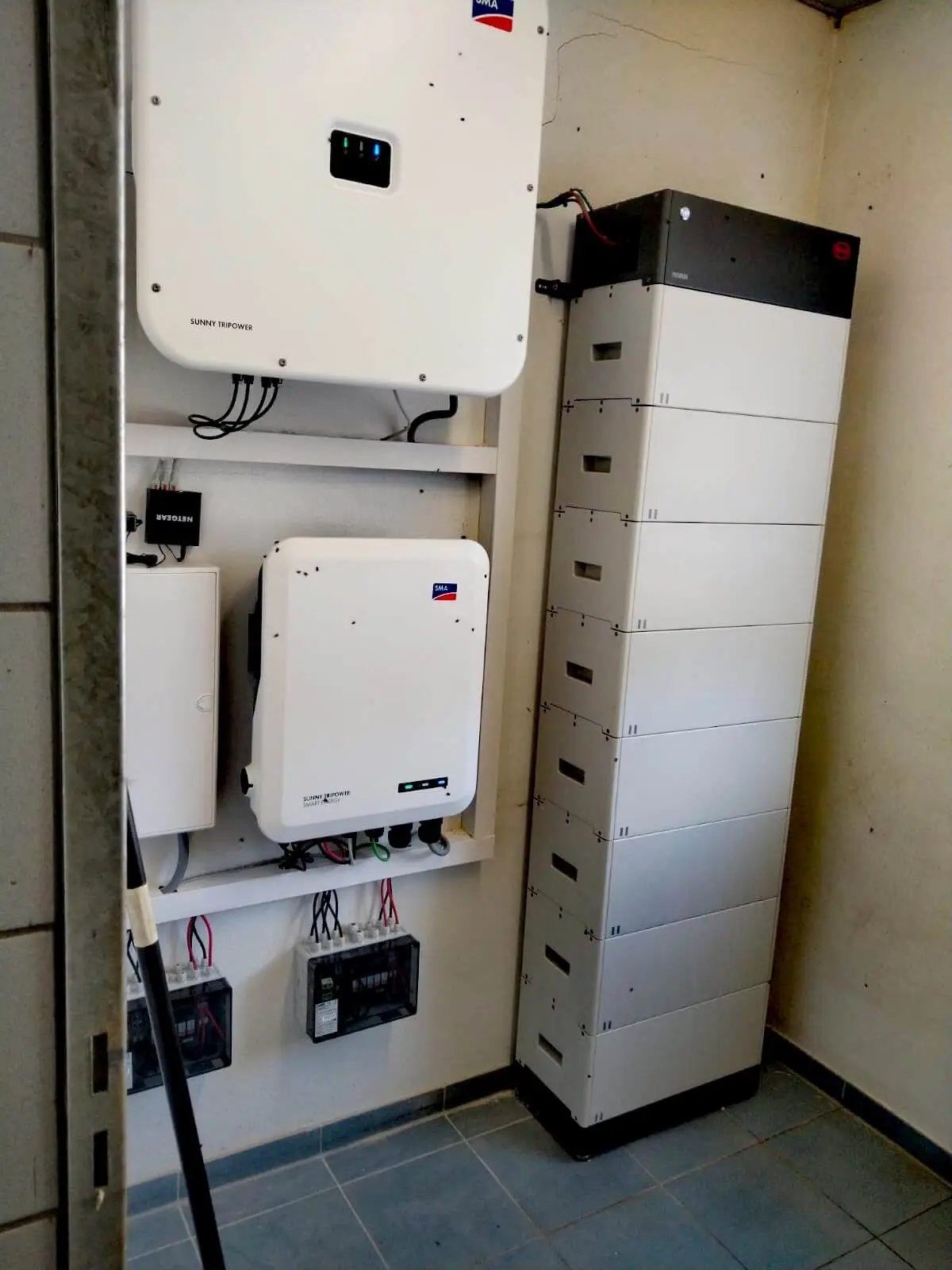 BYD-Batterieturm mit zwei Wechselrichtern
