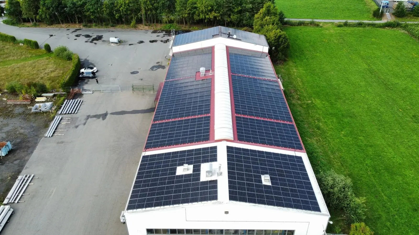 Lange Halle mit Photovoltaik auf beiden Dachseiten