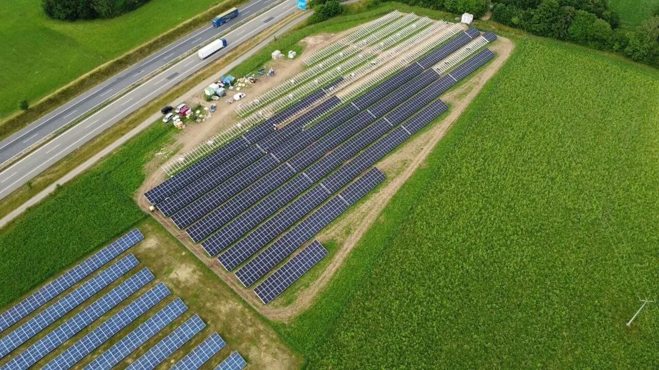 Bauphase: erste Modulreihen, daneben leere Gestelle