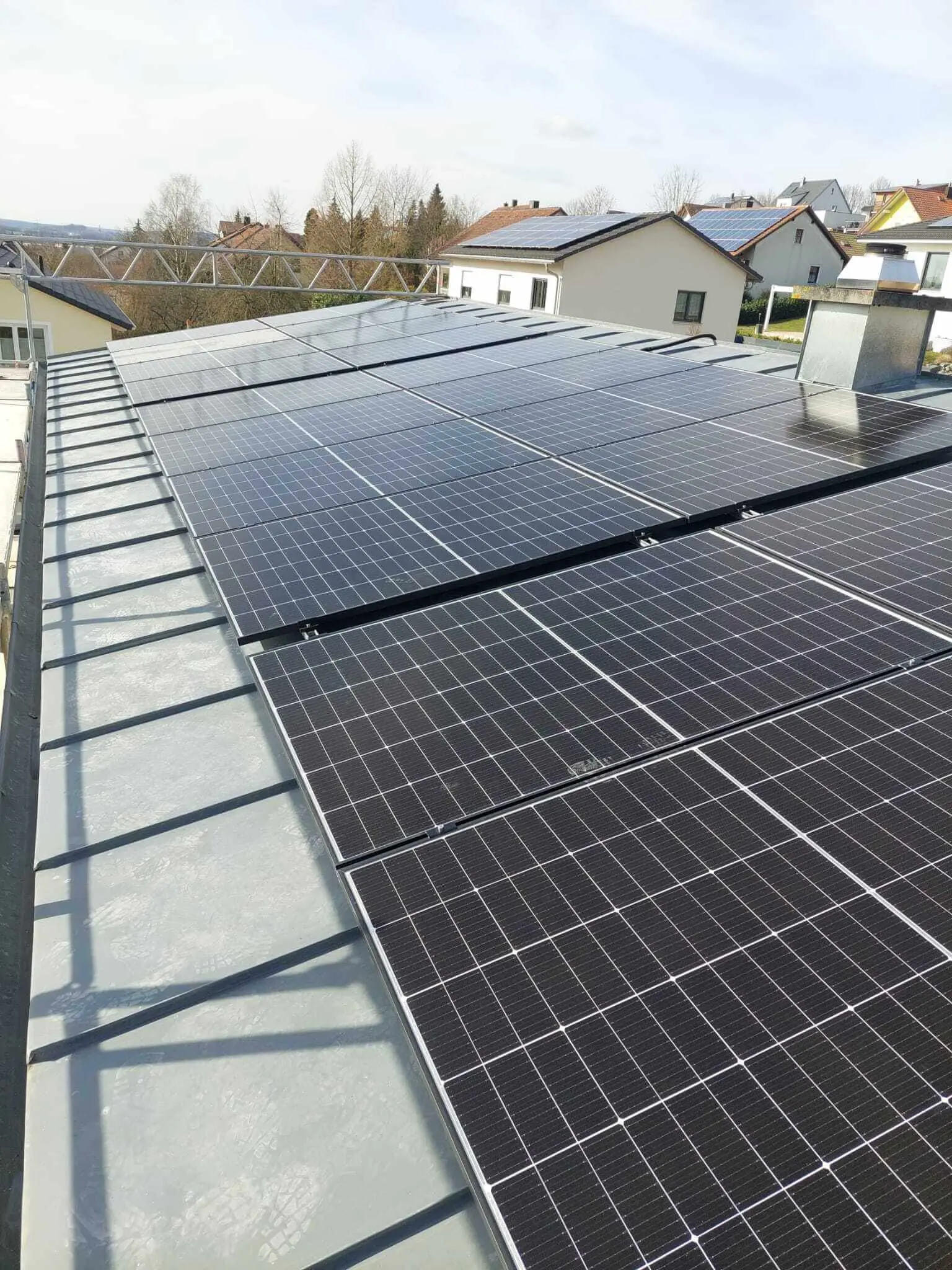 Modulreihen auf einem Flachdach in einer Siedlung