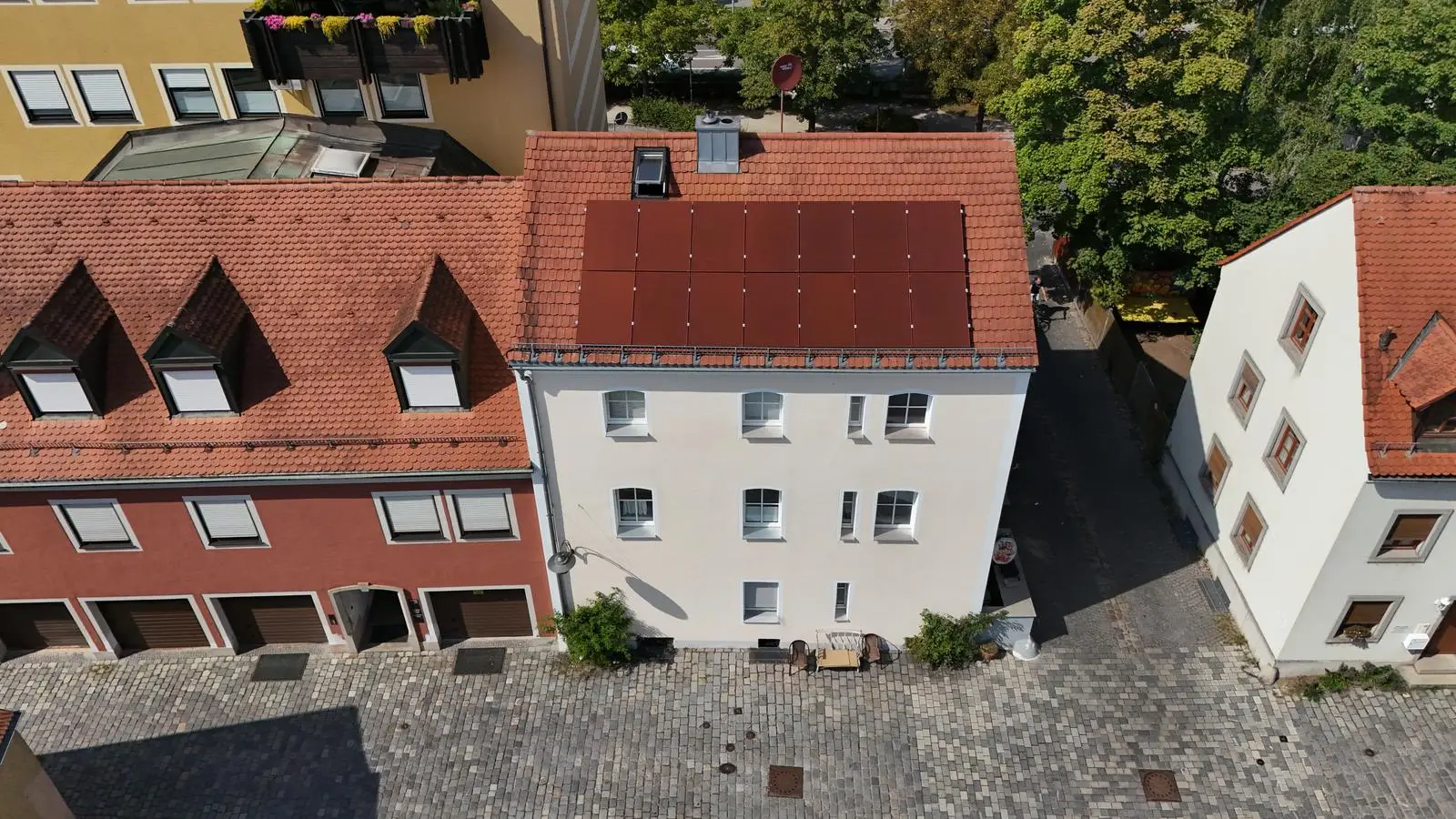 Stadthaus mit Photovoltaik auf dem Ziegeldach