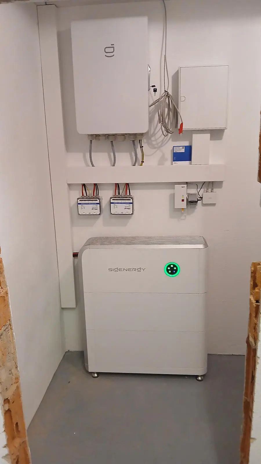 Sigenergy-Speicher mit Wechselrichter im Technikraum