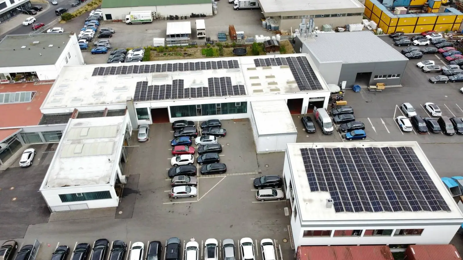 Gewerbegebiet mit Photovoltaik auf den Flachdächern