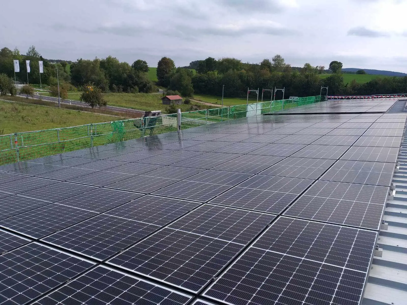 Hallendach mit Photovoltaik, am Rand der Seitenschutz