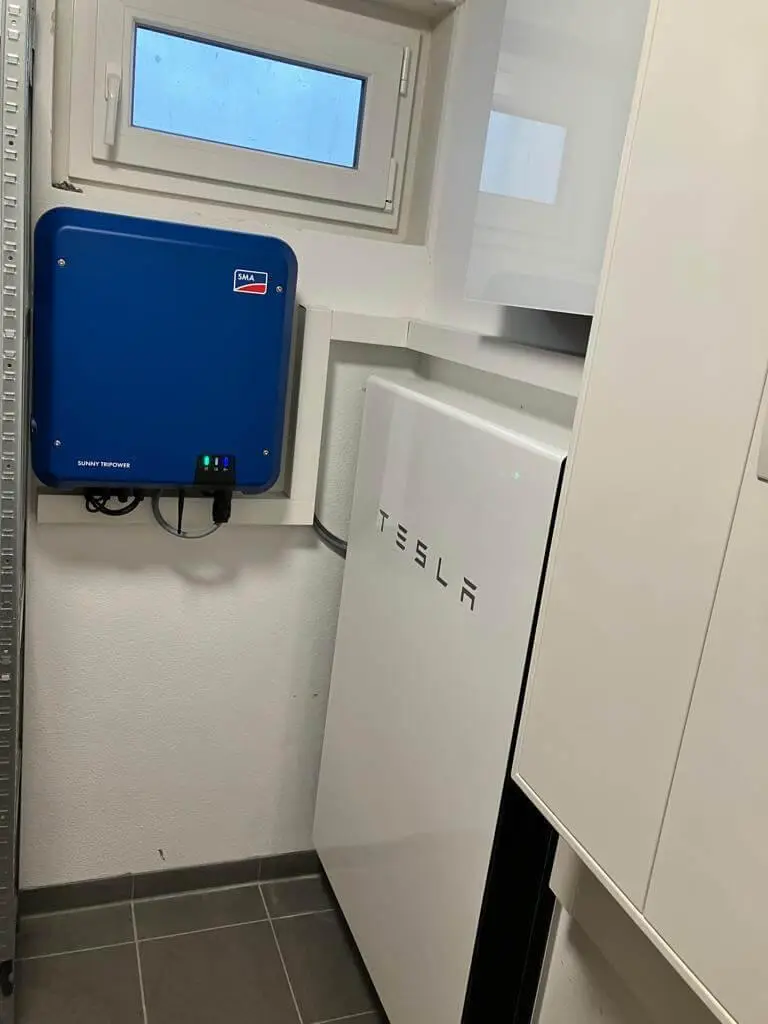 Tesla Powerwall 2.0 neben dem Wechselrichter