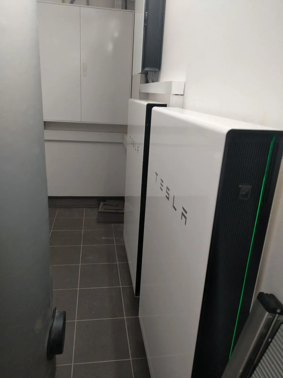 Zwei Tesla Powerwall 2.0 nebeneinander