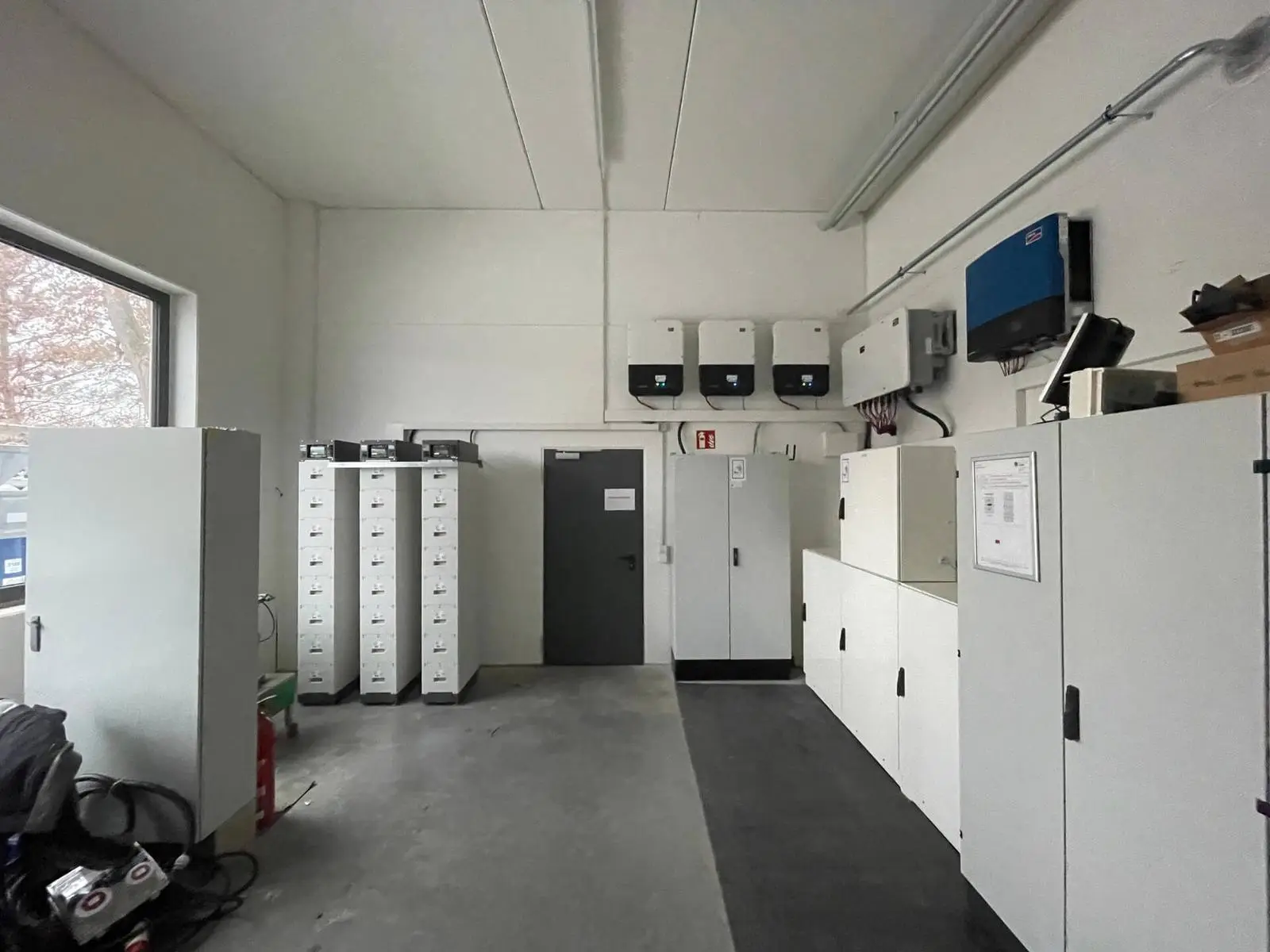 Technikraum mit Batterieschränken und Wechselrichtern des Industriespeichers