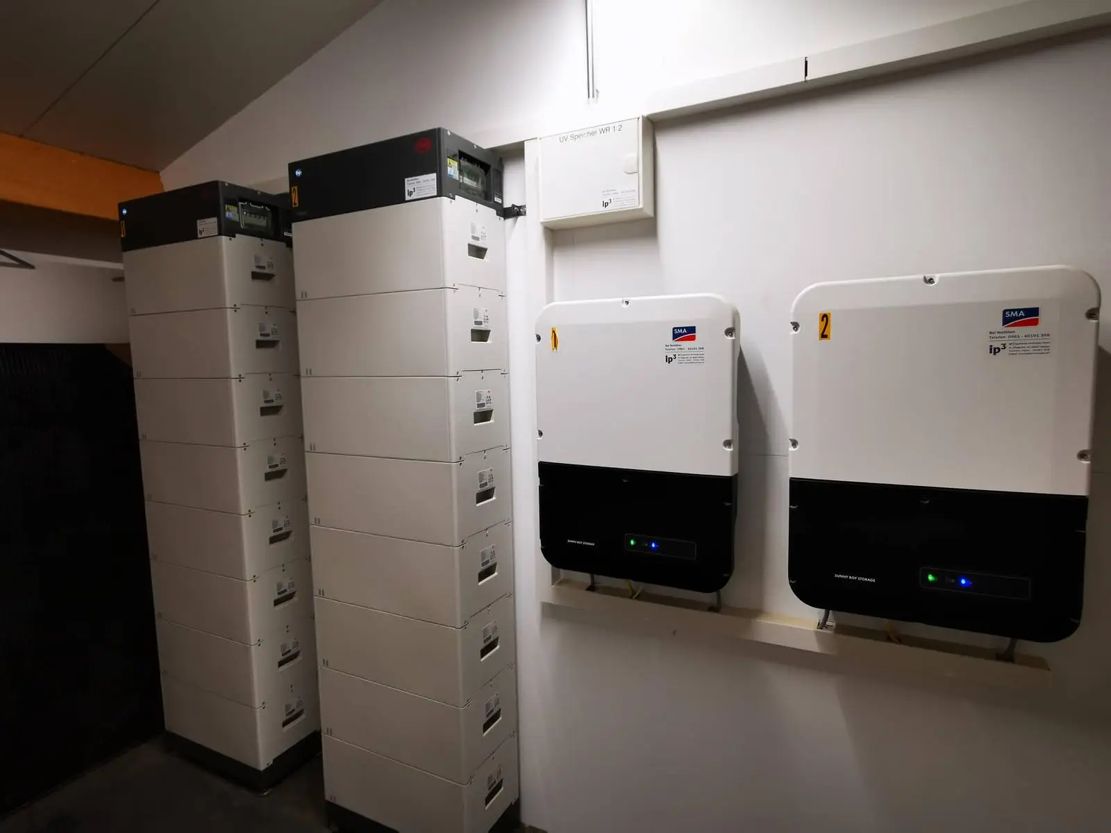 BYD-Batteriespeicher und zwei Wechselrichter im Technikraum